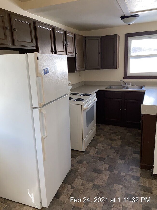 Building Photo - 2BR SINGLE FAMILY IN HANDY LOCATION, PARKI...