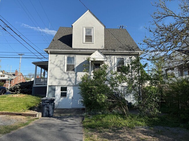 Building Photo - Well maintained 3 bedroom, 1 bath home coming available in June!