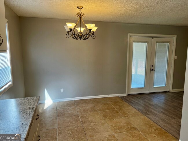 Building Photo - 10 Crestwood Cir