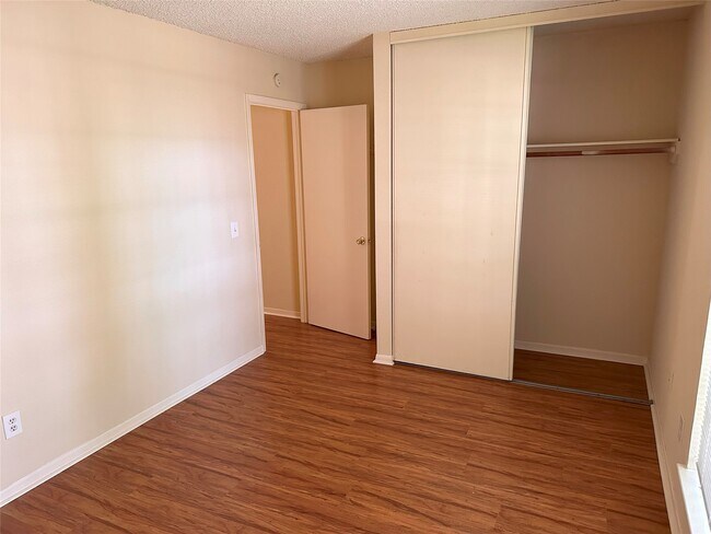 Building Photo - 2831 Lakefield Way