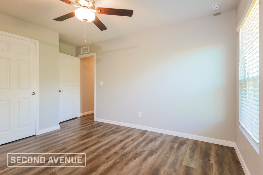 Building Photo - 1423 NE 16th Pl