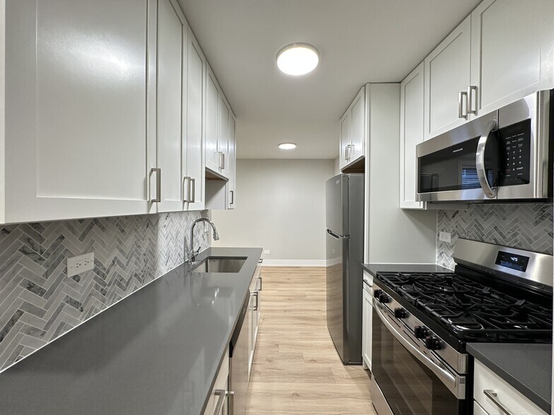 Building Photo - 531 W Aldine Ave