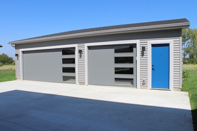 Building Photo - 2324 Lovie Ln