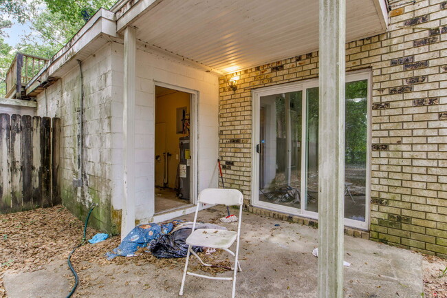 Building Photo - Desirable townhouse centerally located.