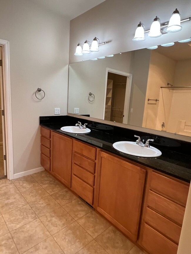 Building Photo - Great location with lots of amenities! 4 b...
