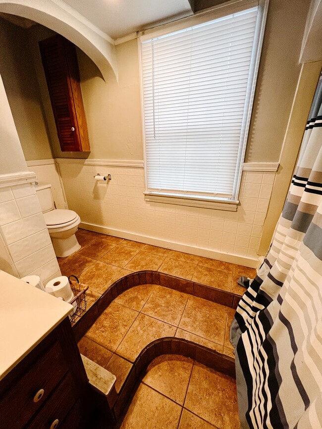 Building Photo - PRELEASING for AUGUST! Close to Campus