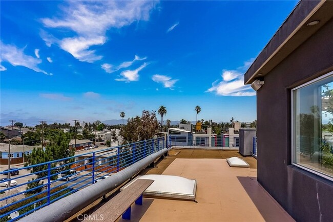 Building Photo - 414 Venice Way