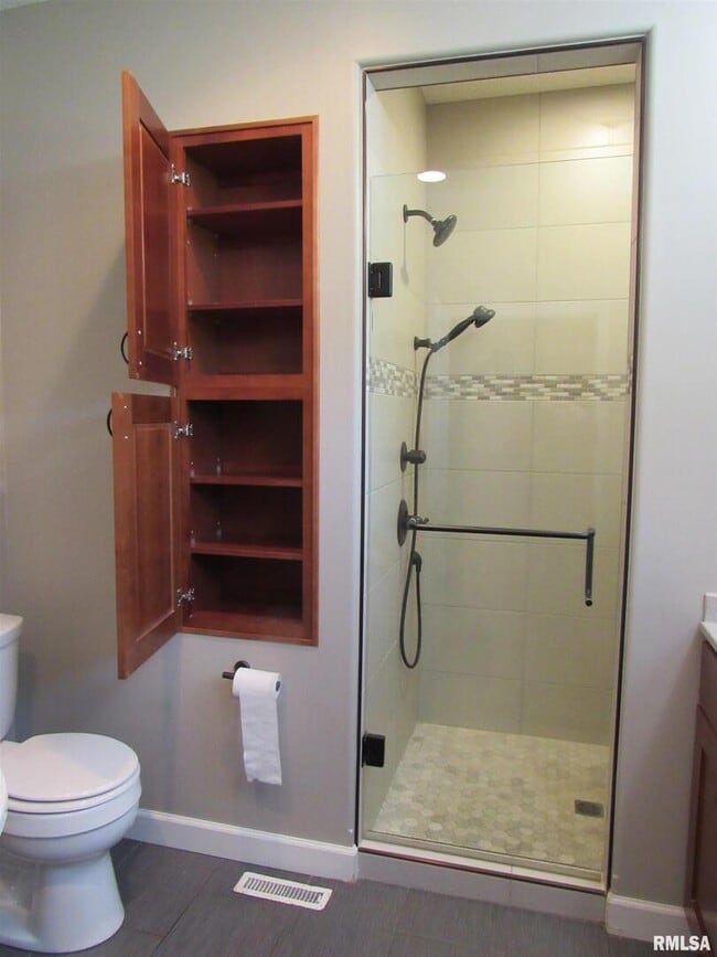 Building Photo - 405 E Palace Row