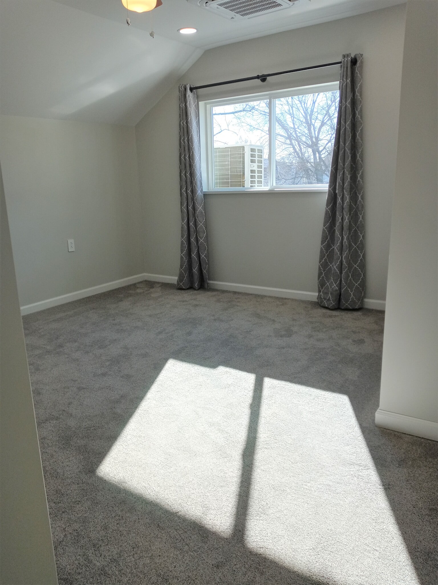 Master Bedroom: curtains included - 14 High St