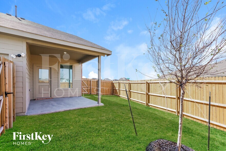 Building Photo - 2528 Northcote Dr