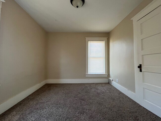 Building Photo - *FIRST MONTH'S RENT FREE*