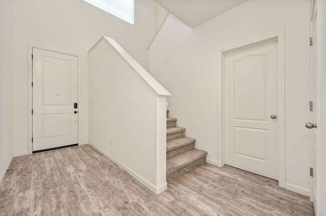 Building Photo - Fully Furnished Mid-term Rental