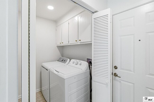 Building Photo - 203 Dupont Dr