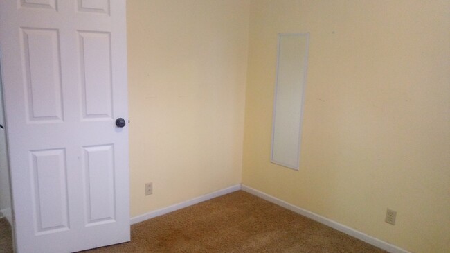 Building Photo - 3BR rancher with appliances and garage. Pr...