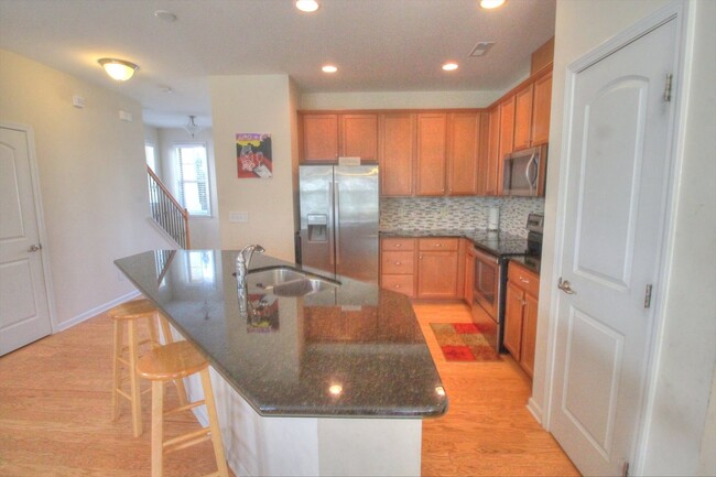 Building Photo - Beautiful 3 Bedroom/ 2.5 Bath Townhome in ...