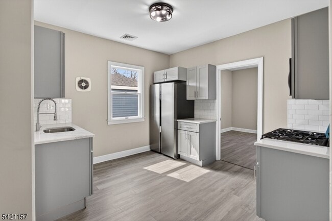 Building Photo - 378 Grand St