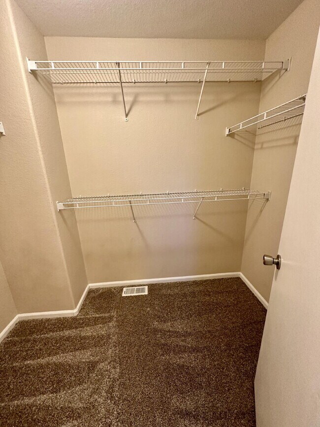 Building Photo - Stylish 2 bedroom Townhome end unit w/Loft 80923