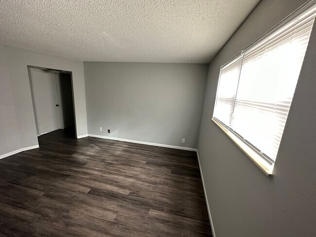 Building Photo - 2 bedoom 1 bath