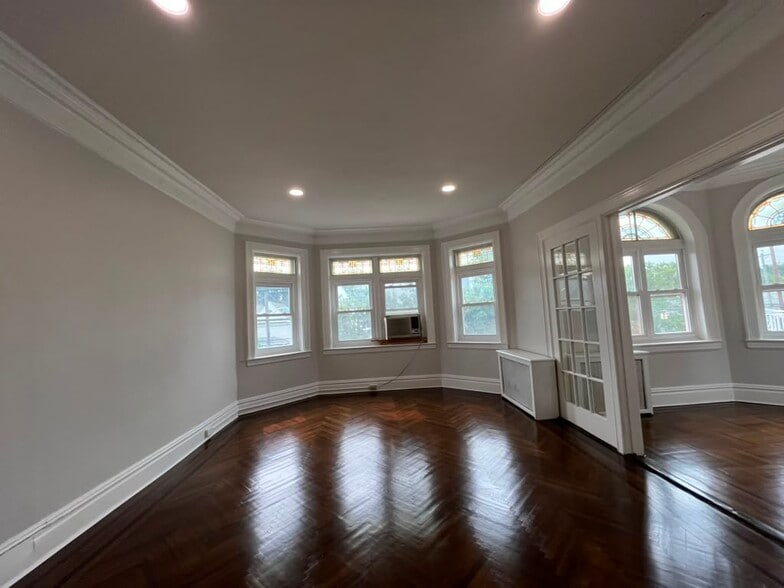 Building Photo - 735 Avenue C