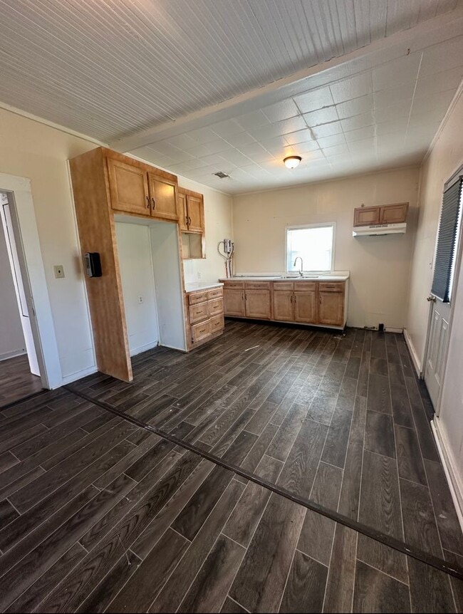 Building Photo - 2 BED/1 BATH HOUSE