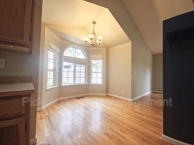 Building Photo - 18845 NE Meadow Run Dr