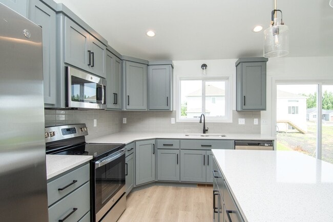 Building Photo - 4 Bed 3 Bath Single Family Home