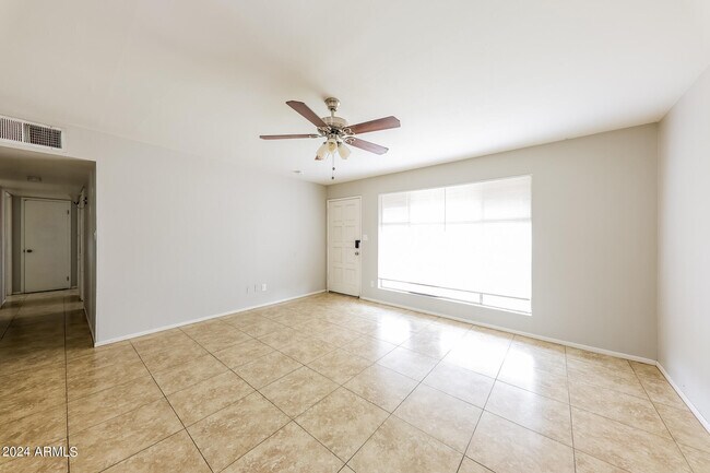 Building Photo - 3807 W Solar Dr