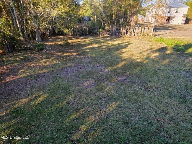 Building Photo - 412 Robert St