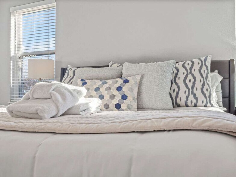 Building Photo - 403 Willington Ln