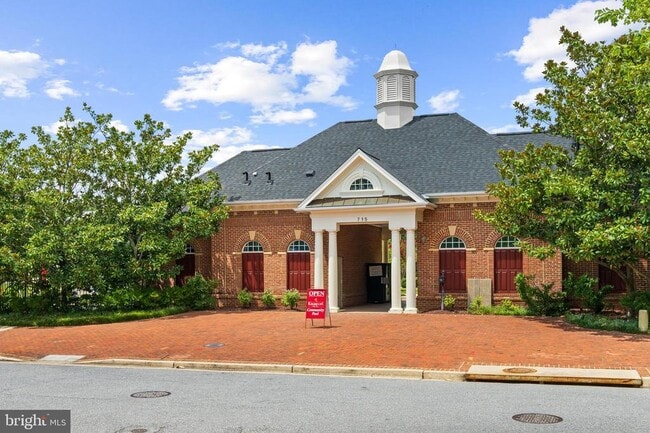 Building Photo - 730 Crisfield Way