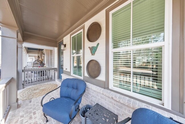 Building Photo - 320 Oak Arms Wy