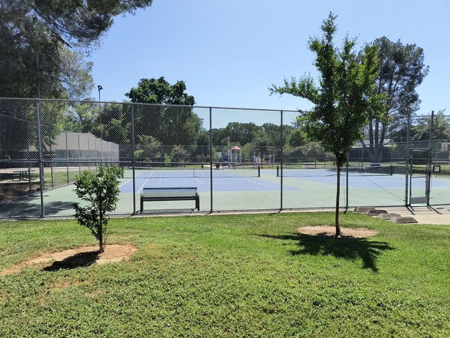 Building Photo - Newley Updated 4 bedroom, 2.5 bathroom Townhome in Citrus Heights!!!