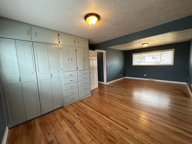 Building Photo - Spacious Northside 4-Bed, 2-Bath Ranch with Hardwood Floors