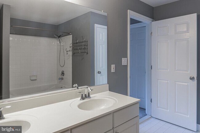 Building Photo - 1891 Crescent Park Dr