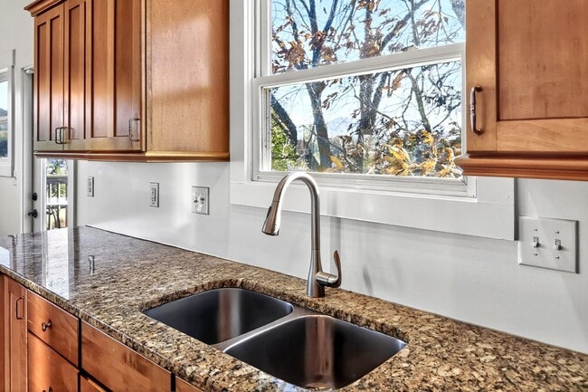 Building Photo - Asheville Rental-Beverly Hills Area