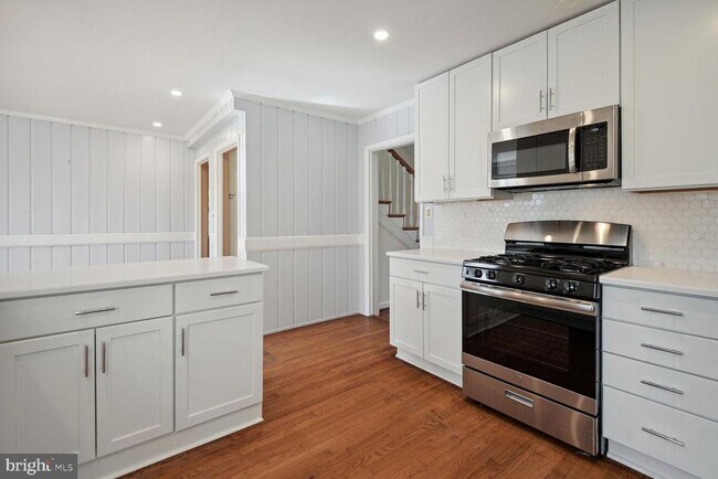 Building Photo - 5801 Hillburne Way