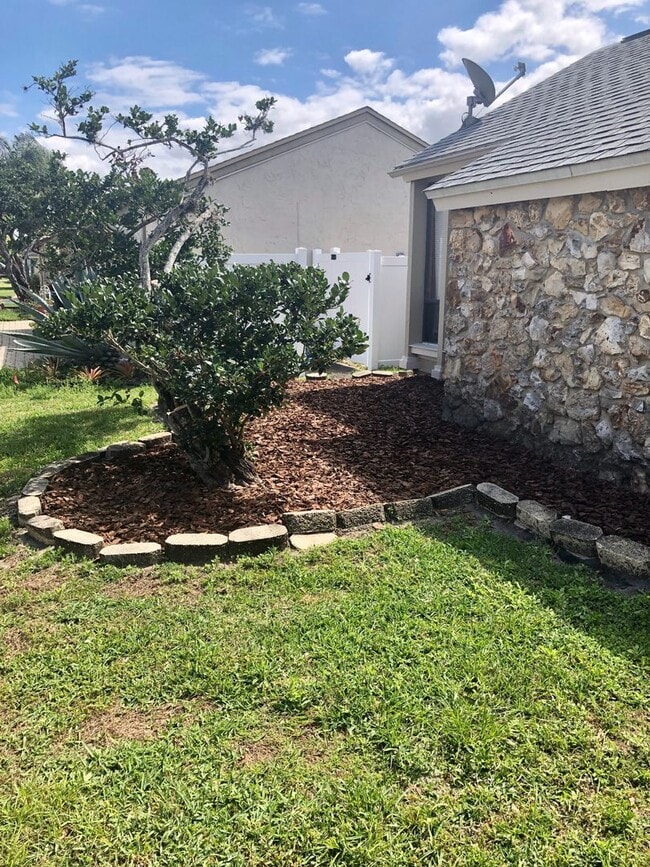 Building Photo - MOVE IN NOW! 4x3 Screened in pool home!!! ...