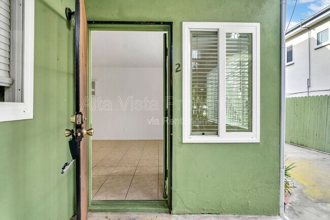 Building Photo - 425 Bonair St