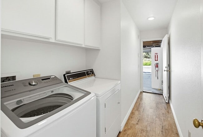 Building Photo - Beautifully Maintained 2 Bed / 2 Bath Home in Gated West Village Community