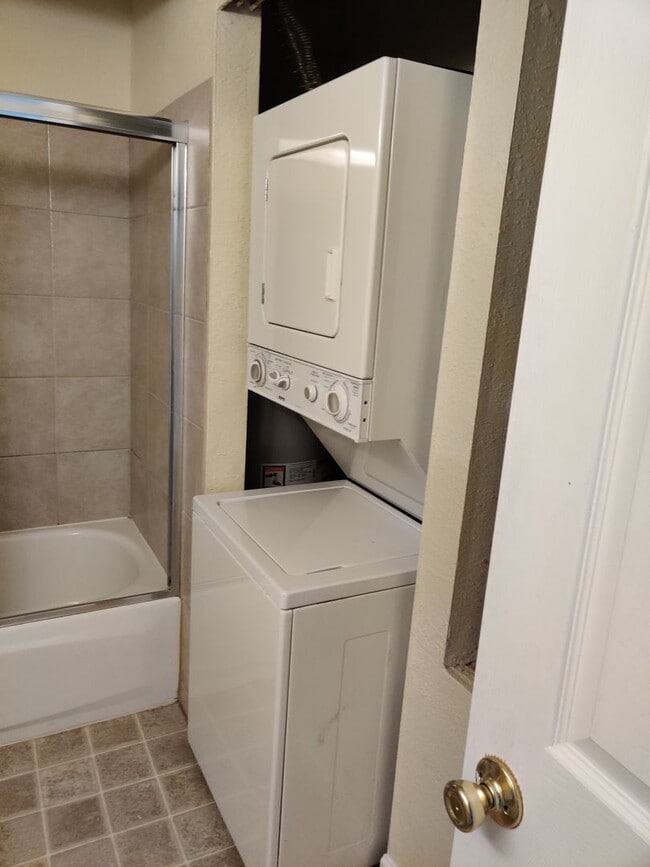 Building Photo - Cozy 1 bedroom in the heart of Kingsgate neighborhood