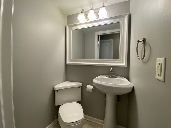 Building Photo - River-front condo, UA schools, 2 BR/1.5 BA