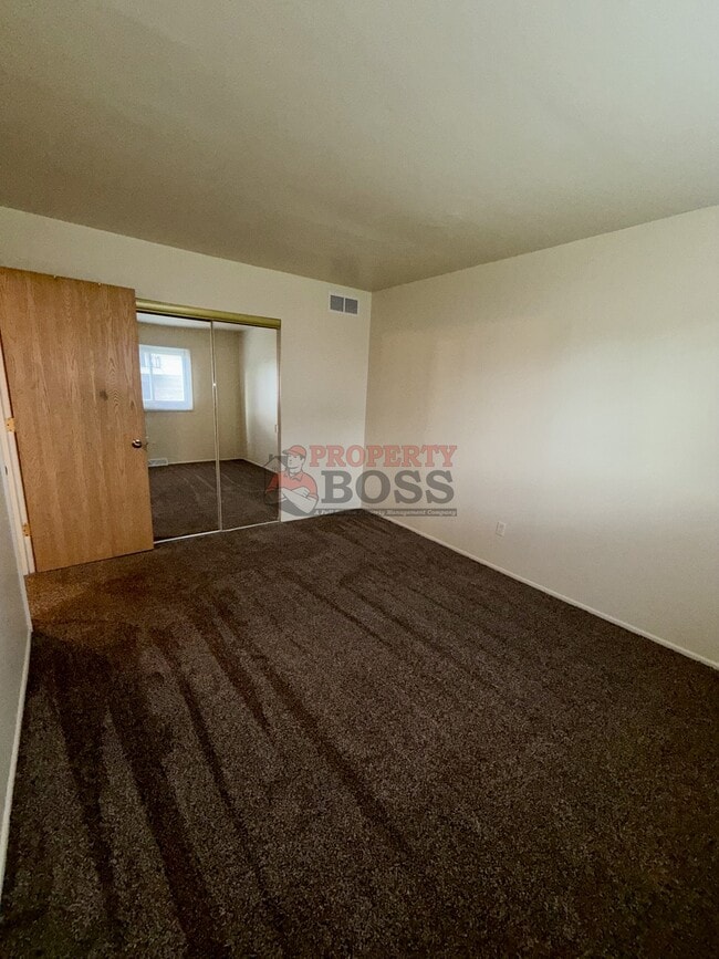 Building Photo - 1351 Pine Ct