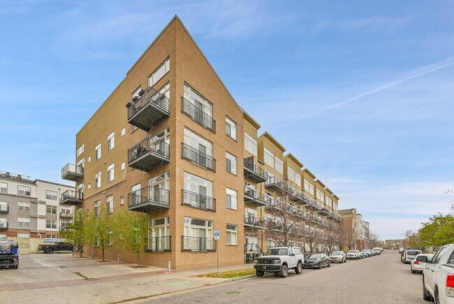 Building Photo - Immaculate, Fully Furnished  1-Bed 1-Bath Condo- Available Now!