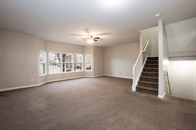Building Photo - Beautiful Townhouse w/ 1st Floor Bedroom