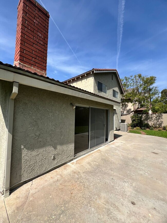 Building Photo - Camarillo - Four bedroom, 2.5 bathroom, plus loft