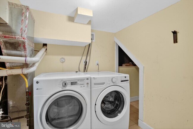 Building Photo - 1237 N Hollywood St