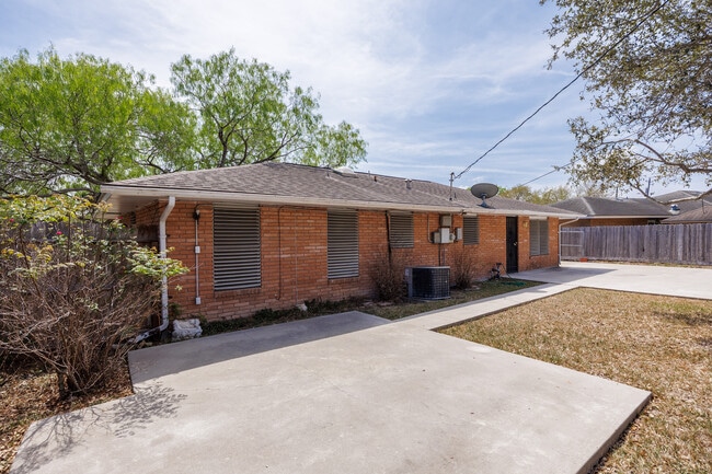 Building Photo - 1137 Bradshaw Dr