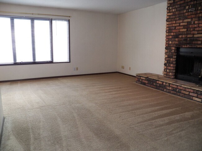 Building Photo - 1008 Bridgit Ct SE