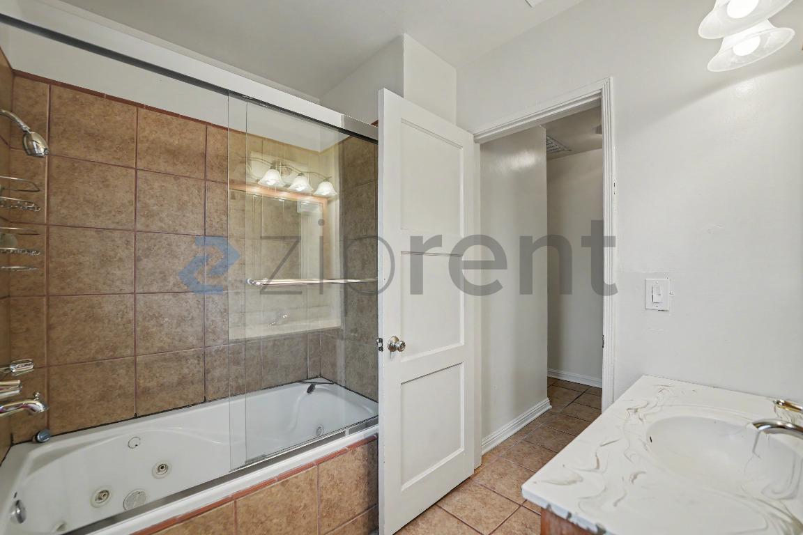 Building Photo - Unit
