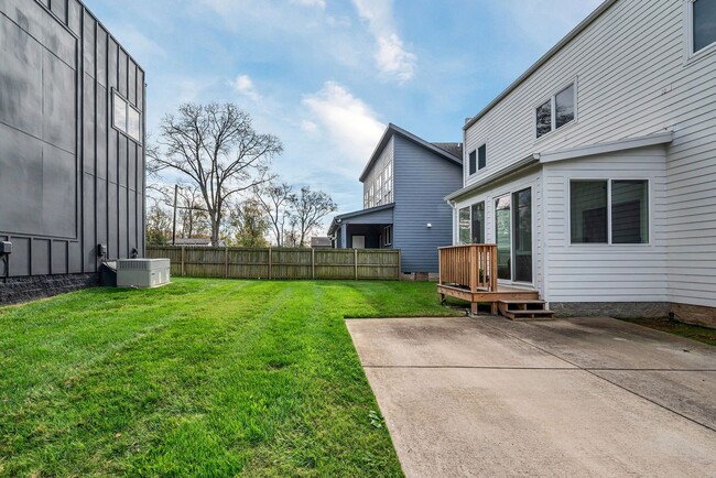 Building Photo - Stunning Modern Living in East Nashville